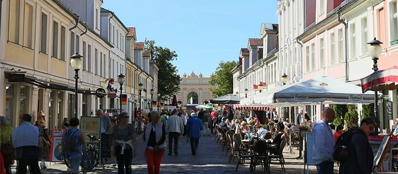 نمایی از بازارها در ایالت براندنبورگ و جمعیتی که در حال رفت و آمد هستند 
